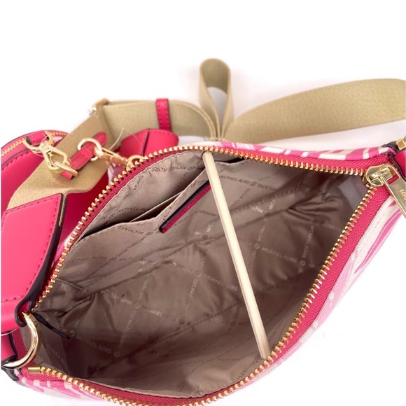 Michael Kors Crossbody
with Tech Attached - Picture 7 of 14